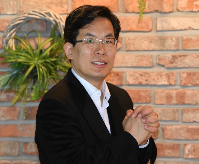기도하는 이효상원장.JPG